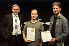 Argolite CEO Markus Höchli überreicht den 1. Preis des Argolite Innovationswettbewerb 2015 an Tobias Stump und Nando Wespi