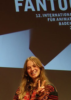 Joana Locher freut sich über die Auszeichnung ihrer Arbeit an der Preisverleihung von Fantoche.
