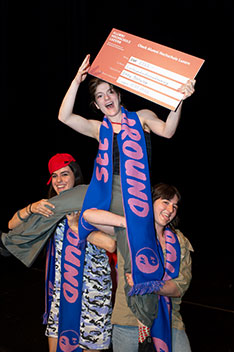 Förderpreis Design & Kunst/Alumni Hochschule Luzern geht an Emma Bertuchoz , für ihre Performance «Embracet».