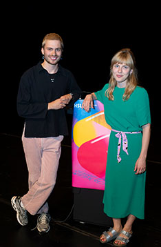 Die Auszeichnung Chapeau! Preis für Theorie 2022 geht an Léon Hüsler (links) und Camille Fröhlich (rechts).