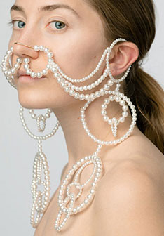 Der Förderpreis ging 2020 an Pauline Müller für ihre Bachelor-Abschlussarbeit «Doux Leurre» (XS Schmuck)