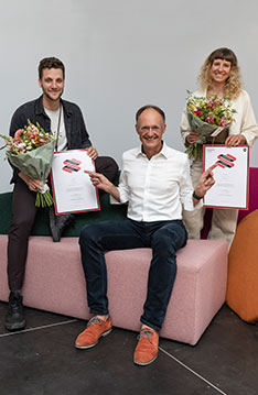 Den Förderpreis Master of Arts in Design haben Joel Hügli (links) und Angela Wicki (rechts) von Daniel Schaffo (mitte) erhalten.
