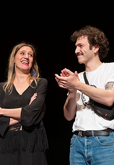 Mathola Wittmer und Marvin Mata, Gewinnerin und Gewinner des Chapeau-Preis für die beste schriftliche Abschlussarbeit applaudieren.