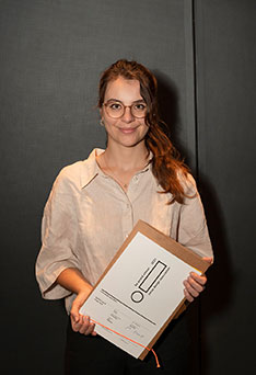 Patricia Kindler zeigt als Gewinnerin des SDA Awards ihre Urkunde.