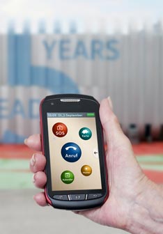 Die Oberfläche der App «Confidence» ist bewusst einfach gestaltet. Im Hintergrund Das iHomeLab auf dem Campus der Hochschule Luzern – Technik & Architektur in Horw.