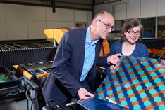 Monika Gold und Stephen Wittkopf von der Hochschule Luzern verfolgen den Druck eines Musters bei der Glas Trösch AG. (Bild Doris Kuert)