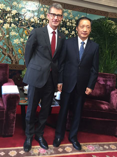Martin Barth, General Manager World Tourism Forum Lucerne, und der chinesische Tourismusminister Li Jinzao. (Bild: zVg)