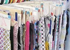 Das Textilarchiv «Silk memory» umfasst zahlreiche Stoffe der ehemaligen Seidenweberei Weisbrod-Zürrer.