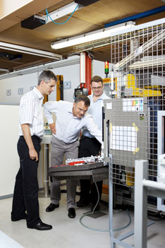 Beat Wellig, Albert Loichinger und Stefan Flück (von links) mit der Wärmepumpe.