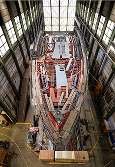 Das Motorschiff in der Montagehalle gleicht noch einem grossen Puzzle.