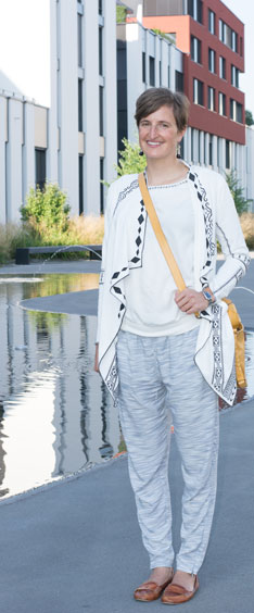 Nadège Vetterli auf dem Suurstoffi-Areal in Rotkreuz, wo sie ein Energiemonitoring durchführt. (Bild: Daniel von Känel)