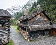 Drei Departemente untersuchen zusammen die Siedlung St. Martin im Calfeisental SG.