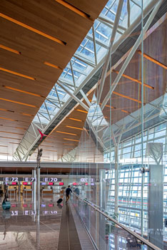 Der Lichteinfall im hellen Erweiterungsbau am Flughafen von Calgary ist bis ins Detail berechnet.
