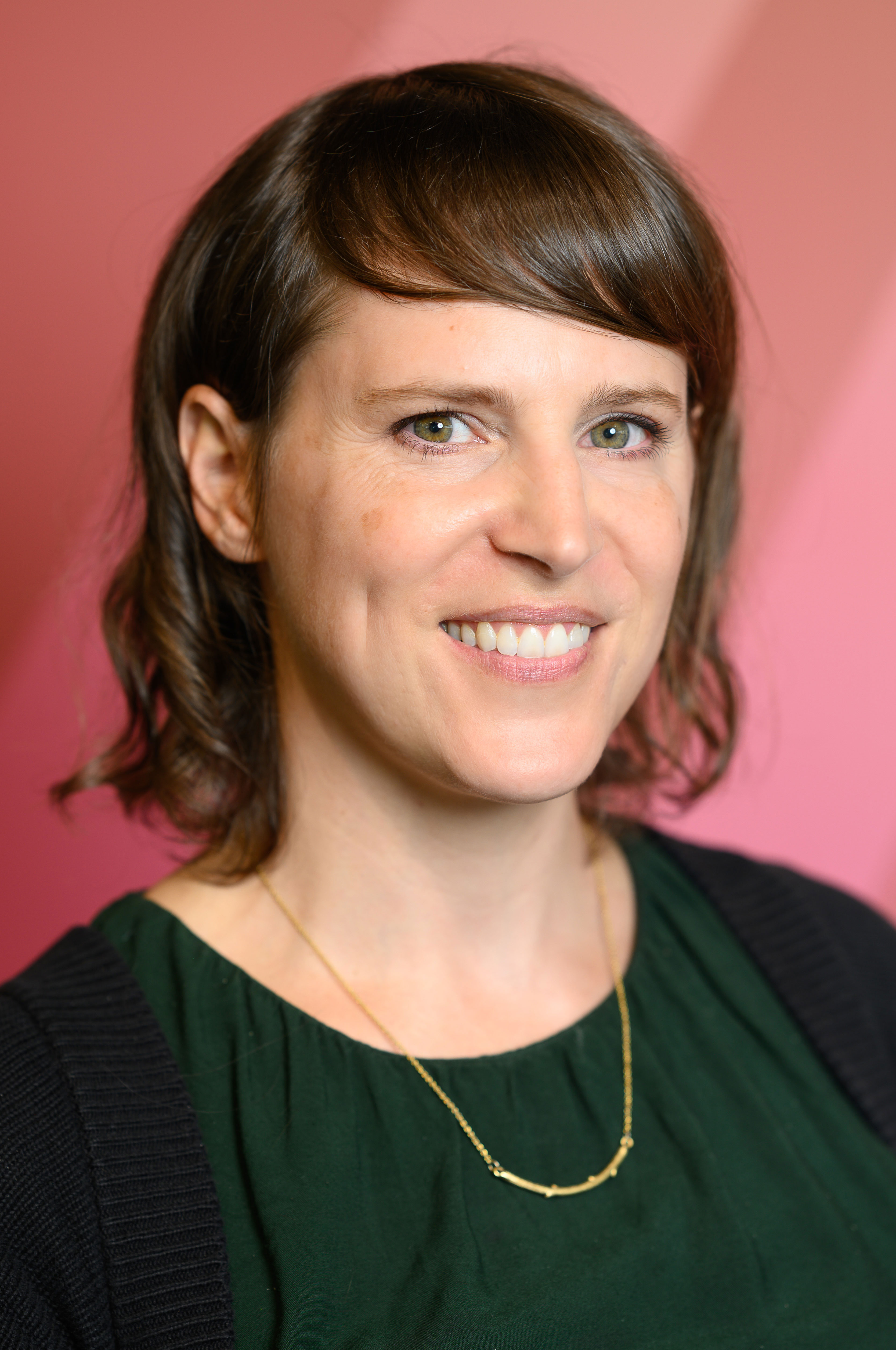 Portrait von Sandra Tobler vor einer roten Wand
