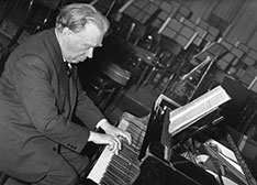 Portrait von Edwin Fischer am Klavier.