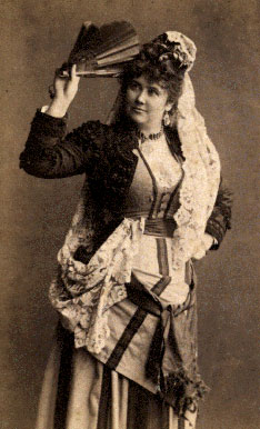 Ein altes und vergilbtes Portrait von Minnie Hauk.