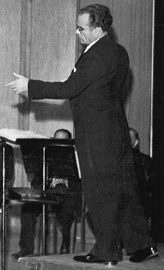 Der Dirigent Max Sturzenegger am Dirigierpult.