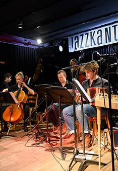 Das Volksmusik-Ensemble Alpinis der Hochschule Luzern. 