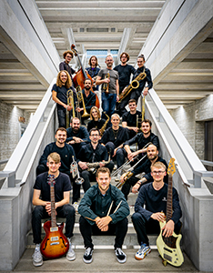 Portrait der HSLU Big Band mit Leiterin Claudia Döffinger