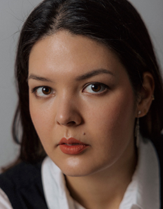 Portrait von der ernst dreinblickenden Asia Ahmetjanova , die Dozentin für Klavier Korrepetition ist