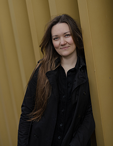 Schwarz-weiss Portrait von der fröhlichen Talvi Hunt, die Dozentin für Klavier und Korrepetition ist