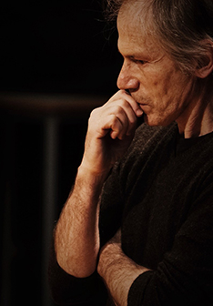 Portrait von dem nachdenklichen Garth Knox, der Dozent für Viola ist