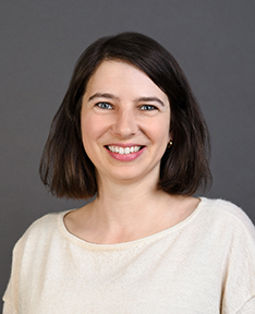 Portrait von Melanie Dörig – eine junge Frau, in hellem Pullover und mit dunkelbraunen, mittellangem Haar. Melanie Dörig wird ab Herbstsemester 2025 Dozentin für Musik und Bewegung an der HSLU Musik. 