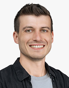 Portrait von Daniel Higler. Der Schlagzeuger tritt seine Stelle als Dozent für Schlagzeug mit Schwerpunkt Orchester ab dem Herbstsemester 2025 an der HSLU Musik an. 