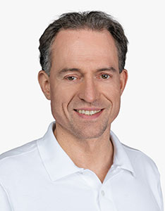 Portrait von Iwan Jenny. Der Schlagzeuger tritt seine Stelle als Dozent für Schlagzeug mit Schwerpunkt Orchester ab dem Herbstsemester 2025 an der HSLU Musik an. 