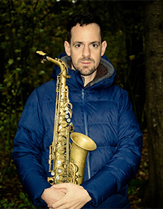 Portrait von Matthias Kohler mit Saxofon im Freien. Bild: Matthias Kohler. 