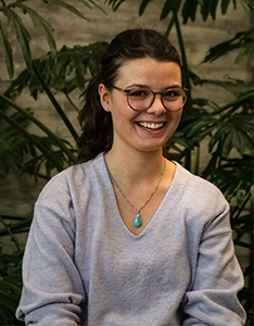 Portrait von Viola Fischer. Sie hat das Vorstudium in Jazz Gesang an der Hochschule Luzern absolviert. 