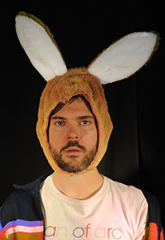 Portrait von Alex Schubert in einem Bunny-Kostüm. 