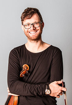 Portrait vom Schweizer Violinisten Simon Heggendorn.