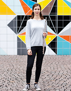 Portrait von Rebecca Blau. Die Flötistin studiert in der Klasse von Pirmin Grehl im Master of Arts in Music, Major Performance Klassik Instrumental (Minor Interpretation in Contemporary Music). 