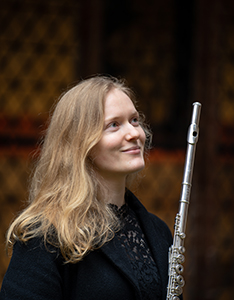 Portraitbild Jana Barenschee mit ihrem Instrument