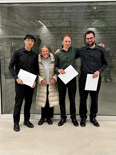 Portraits der Preisträger:innen mit Ursula Jones. Von links nach rechts: Yeuk Man Cheng, Ursula Jones, Maurin Stecher, Johannes Schreiber«