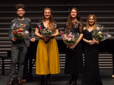 Bild der Preisträgerinnen auf der Bühne des Konzertsaals Salquin