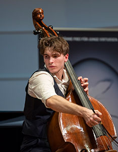 Der Kontrabassist Marc-André Teruel am Rahn Wettbewerb 2022. Er gewinnt den dritten Preis. 