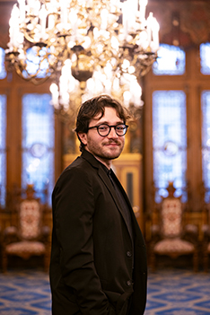 Portrait Vincenzo Furio vor einem Kronleuchter