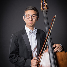 Hongyiu Thomas Lai mit Kontrabass