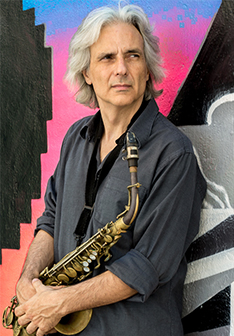 Portrait von Perico Sambeat, Saxofonist und Bandleader aus Spanien. Bild Antonio Porcar.