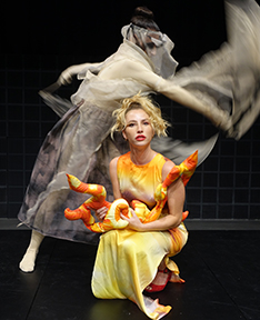 Zwei Studentinnen verkörpern Feuer und Rauch aus Ravel's Zauberoper L'enfant et les sortilèges. Bild Christian Mattis
