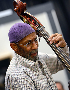 Portrait des Jazz-Bassisten Ron Carter.