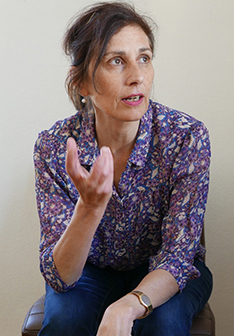 Portrait von Marie Cecile Reber, Komponistin, Musikerin elektronischer Musik. 