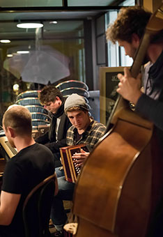 Junge Musizierende an der Stubete in der Jazzkantine Luzern. 