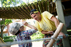 Studierender im Praktikum mit Kind