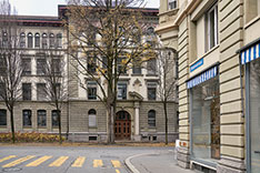 Die Fürsorger-Abendschule Luzern findet jahrelang Gastrecht an der Kantonsschule Luzern – zuerst hier am Hirschengraben 10.