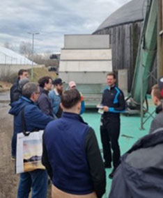 Gruppe von Leuten hört sich einen Vortrag an