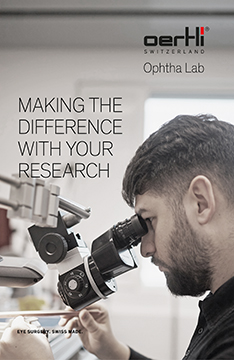 Mann schaut durch Mikroskop