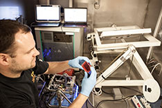 Klimakammer: Simon Wüest setzt Knorpelzellen der simulierten Schwerelosigkeit in der Klimakammer aus